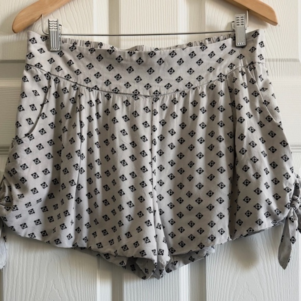 Free People High Waist Patterned Gray Shorts
Fully lined Stretchy waist.Packets. - Picture 1 of 5